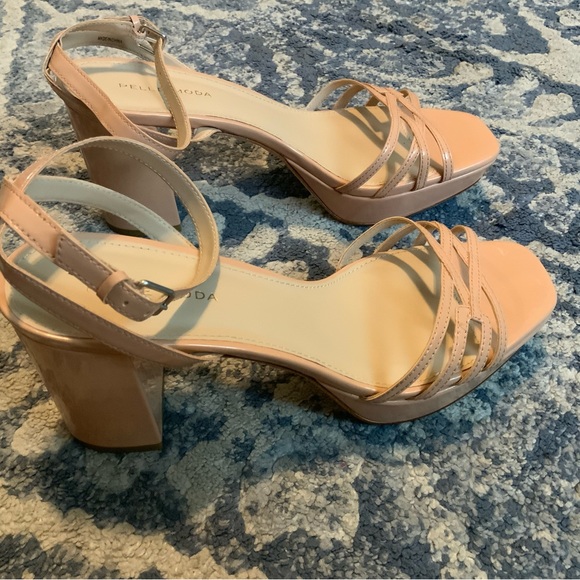 Pelle Moda
Women's Amy Patent Block Heel Platform Sandal In Blush - Picture 3 of 5